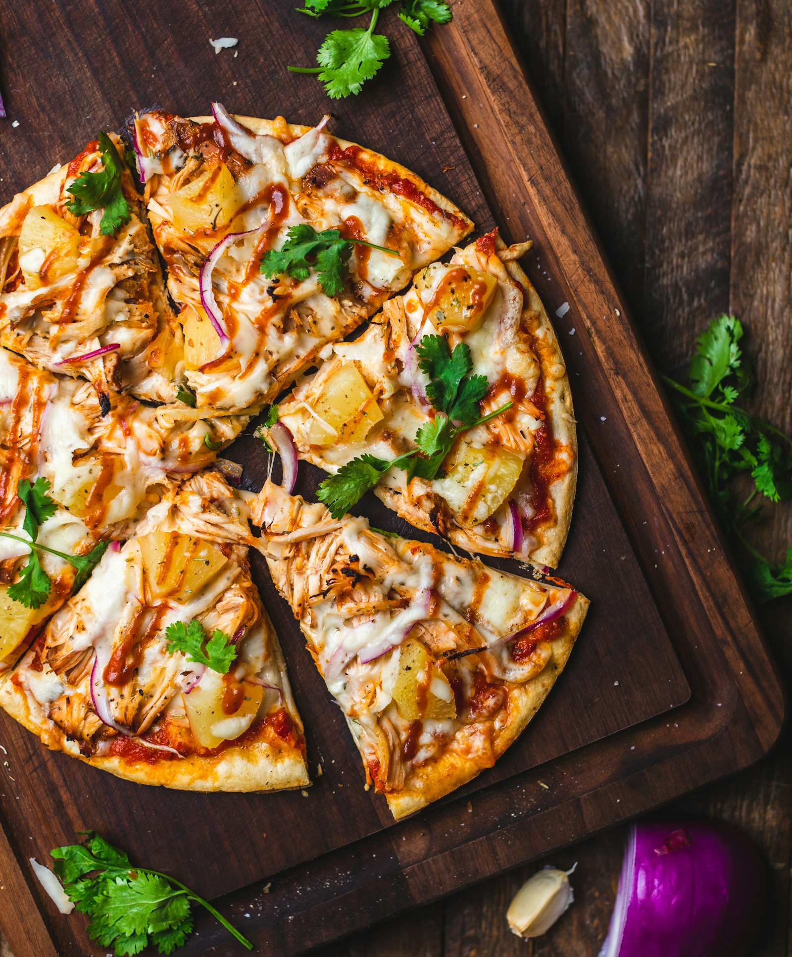 Pizza saindo do forno